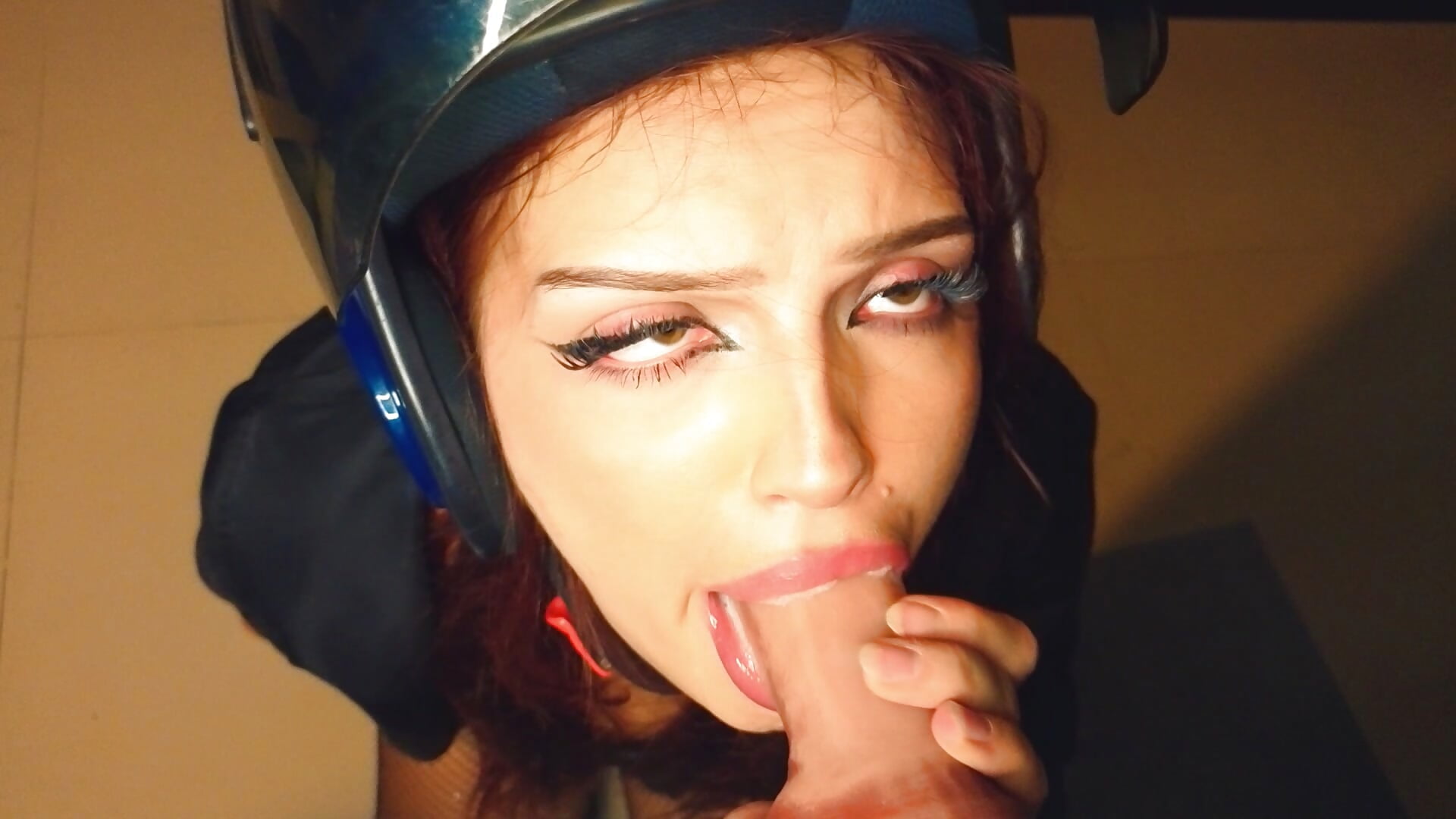 Do you want a girl in a helmet to suck you off?🥵🤤