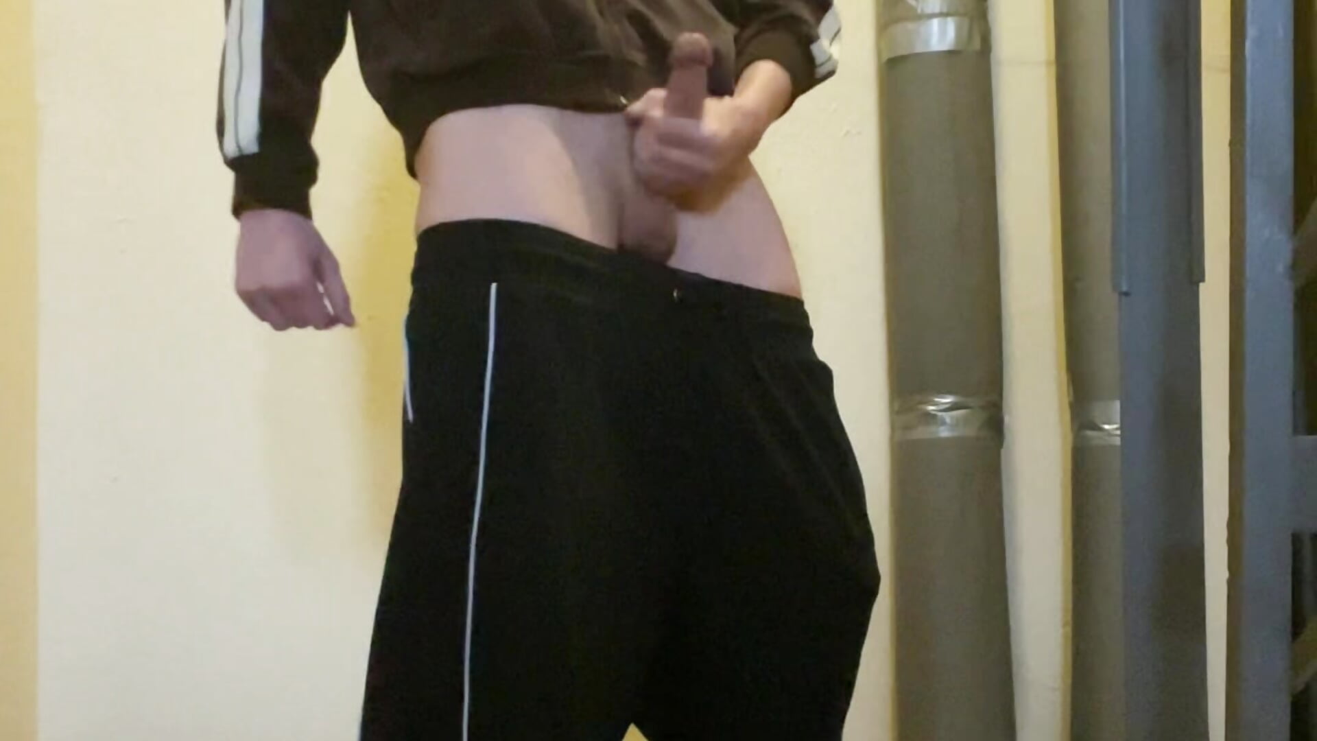 Cumming in the stairwell - video van vlad_ggvldd cam-model