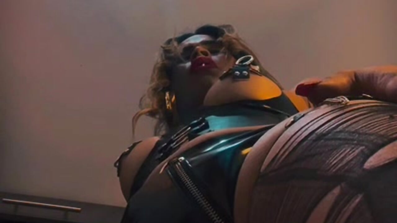 My body gets hot in latex clothes - video by dark_sailent cam model