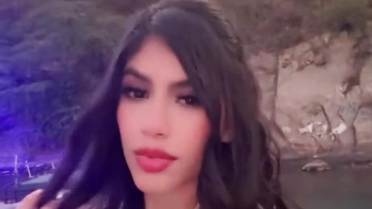 HEY U — filmik sarita_evanss, modela(-lki) na kamerkach
