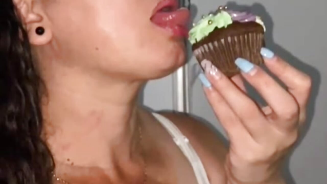 Tu dulce atracción 🫦🧁 - video by milly_sanchez cam model