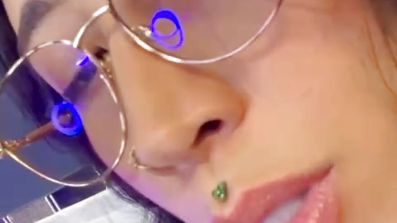 earning piercings💫 – video modela na kameri GabyPetit
