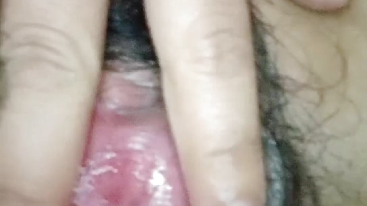 自慰用手掰开里面粉粉的逼逼