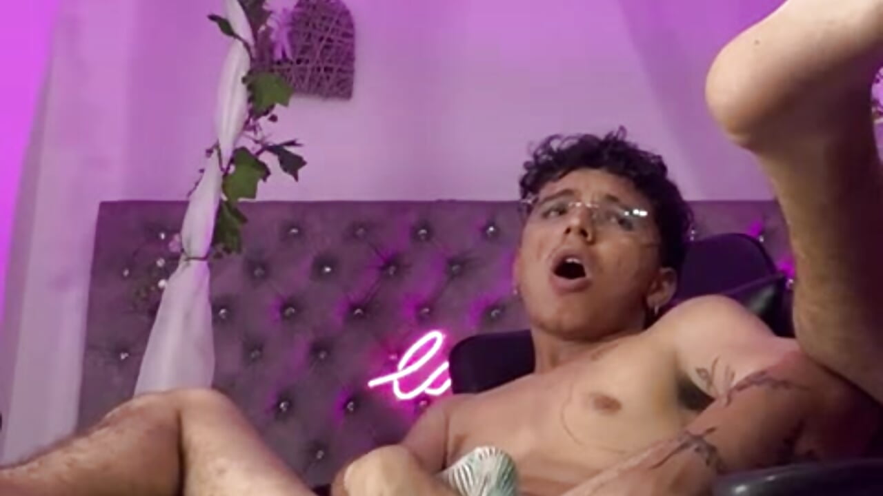 PLAY ASS AND HARD DICK - video by Ian_Castillo_