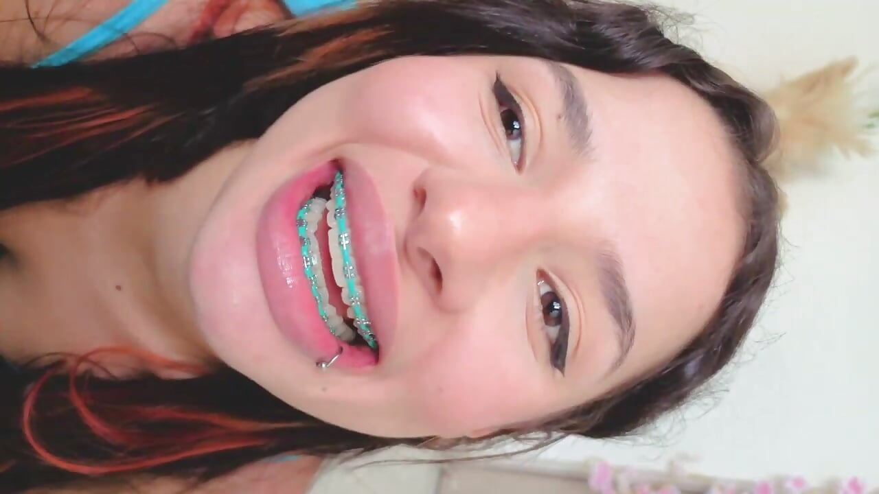 mouth open wide + fakecum+povfacefuck + braces - video van Mia_adams66 cam-model