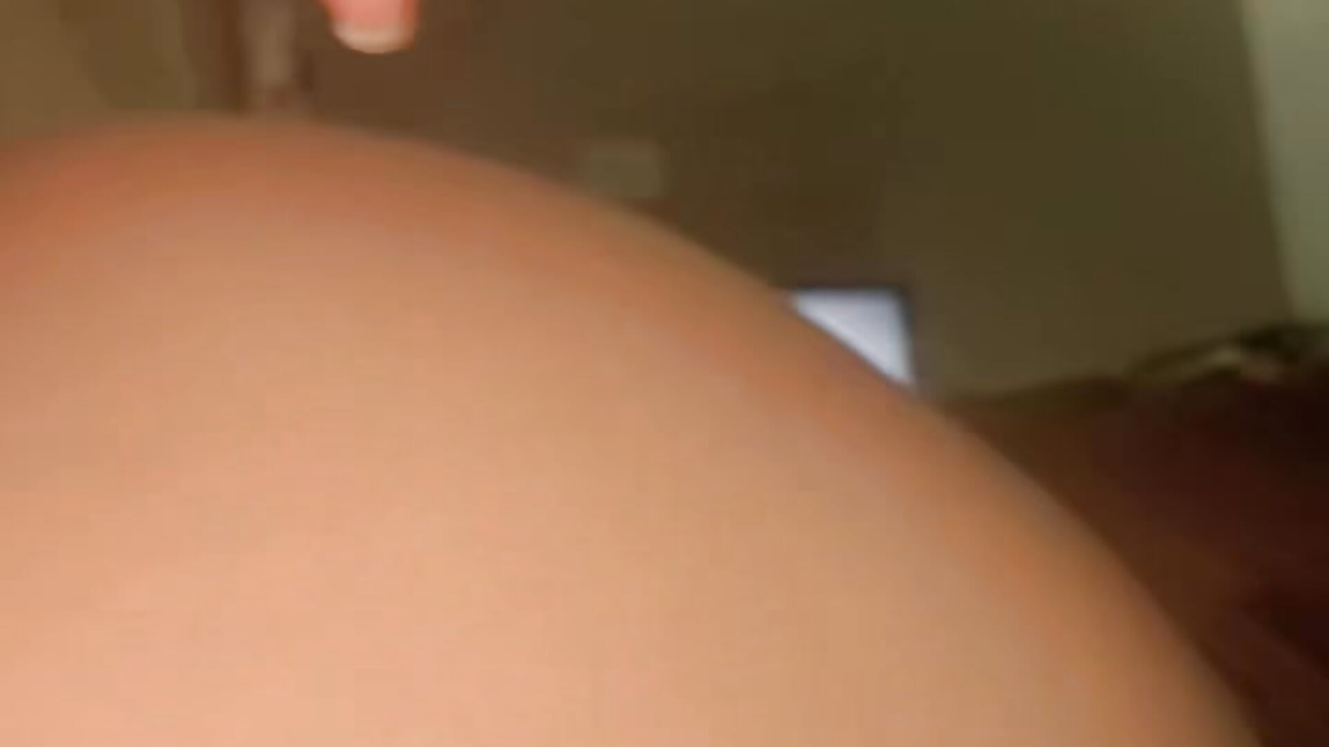Abrindo bem o cuzinho e bucetinha de 4