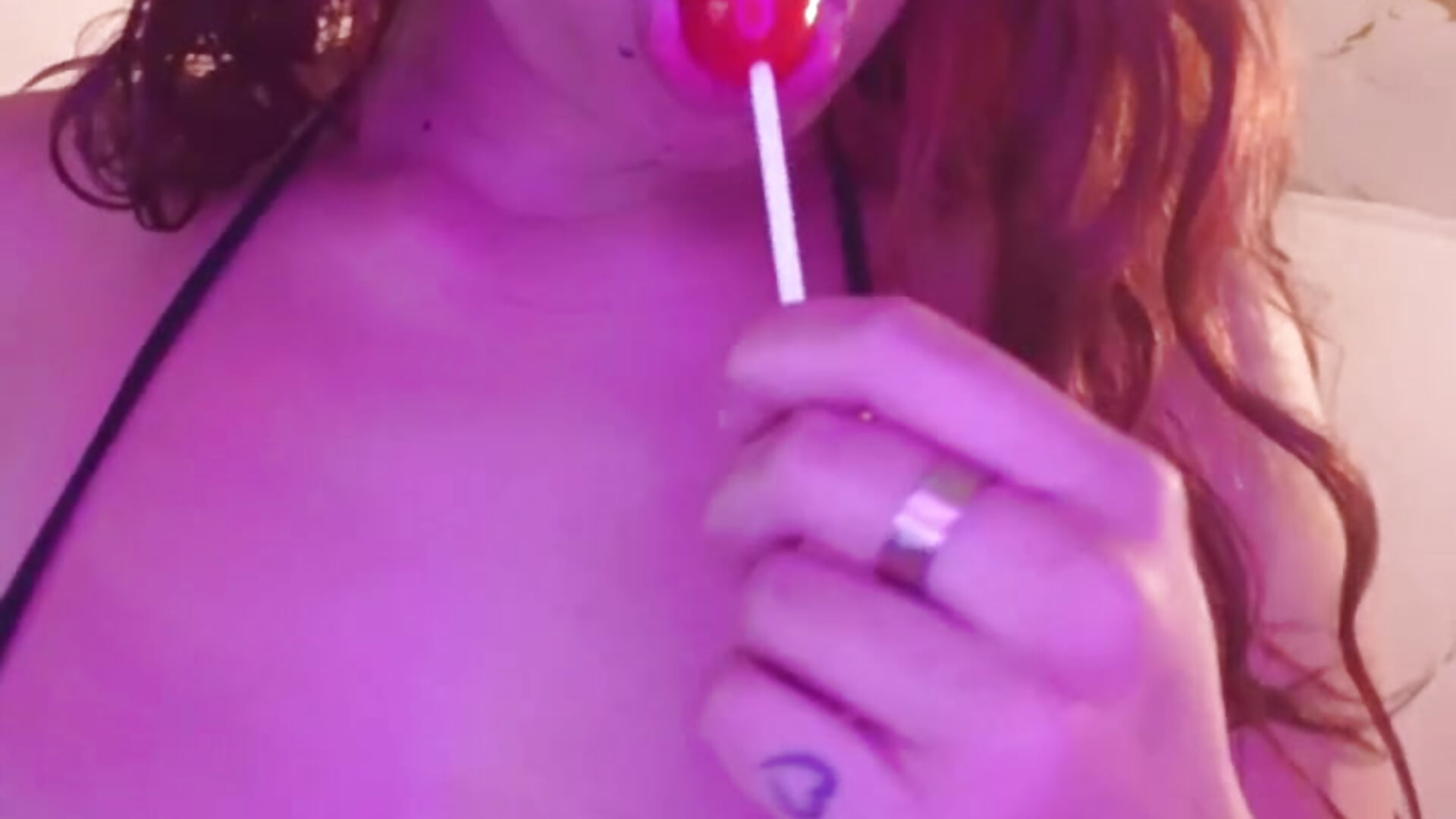 What do you imagine I could suck and lick like this candy? 😈🥵