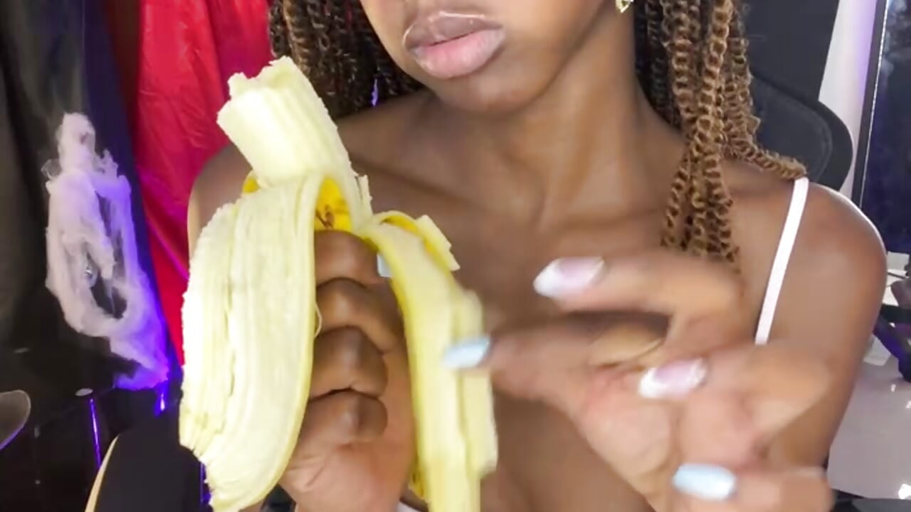 I really like bananas, they are my favorites.🍌🍌 - Riri_Blonde10 캠 모델의 동영상