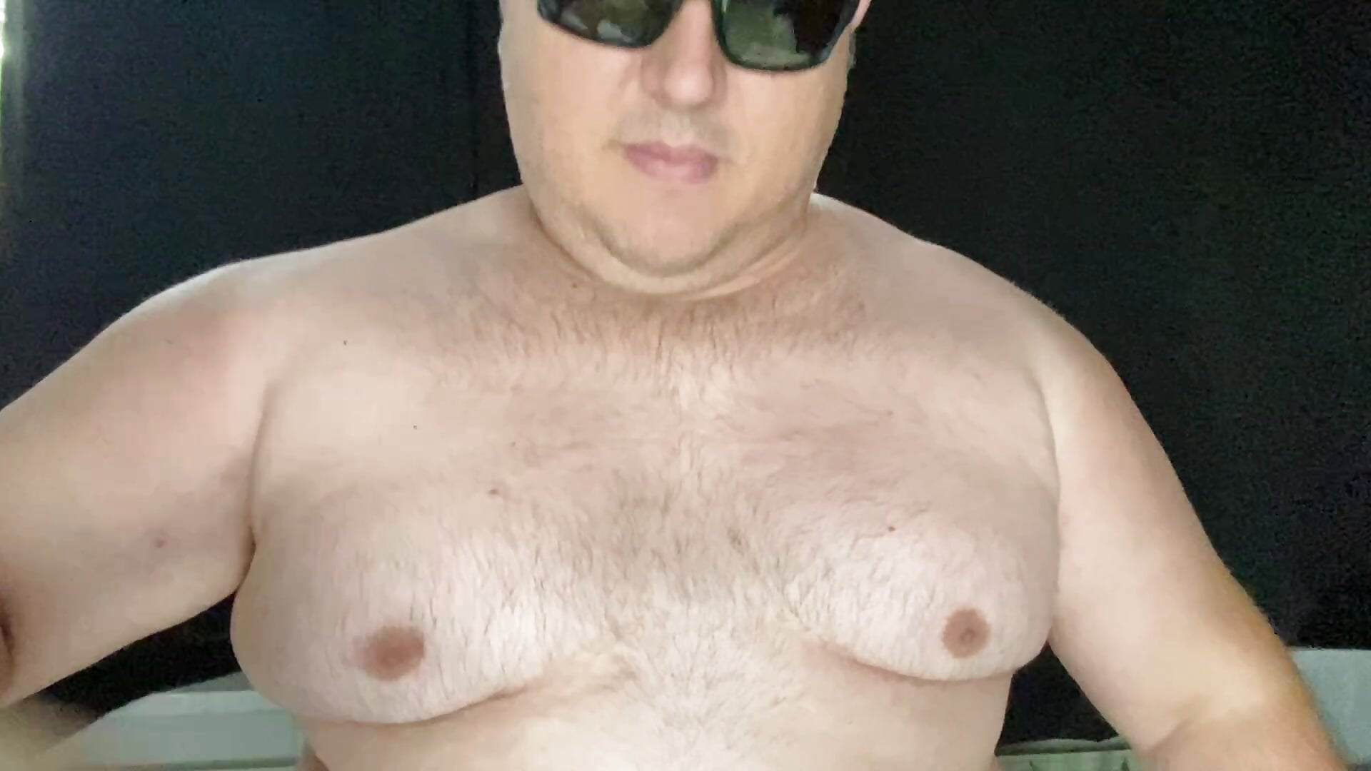 Bigromeo flexing big arms - video by BigromeoXX cam model