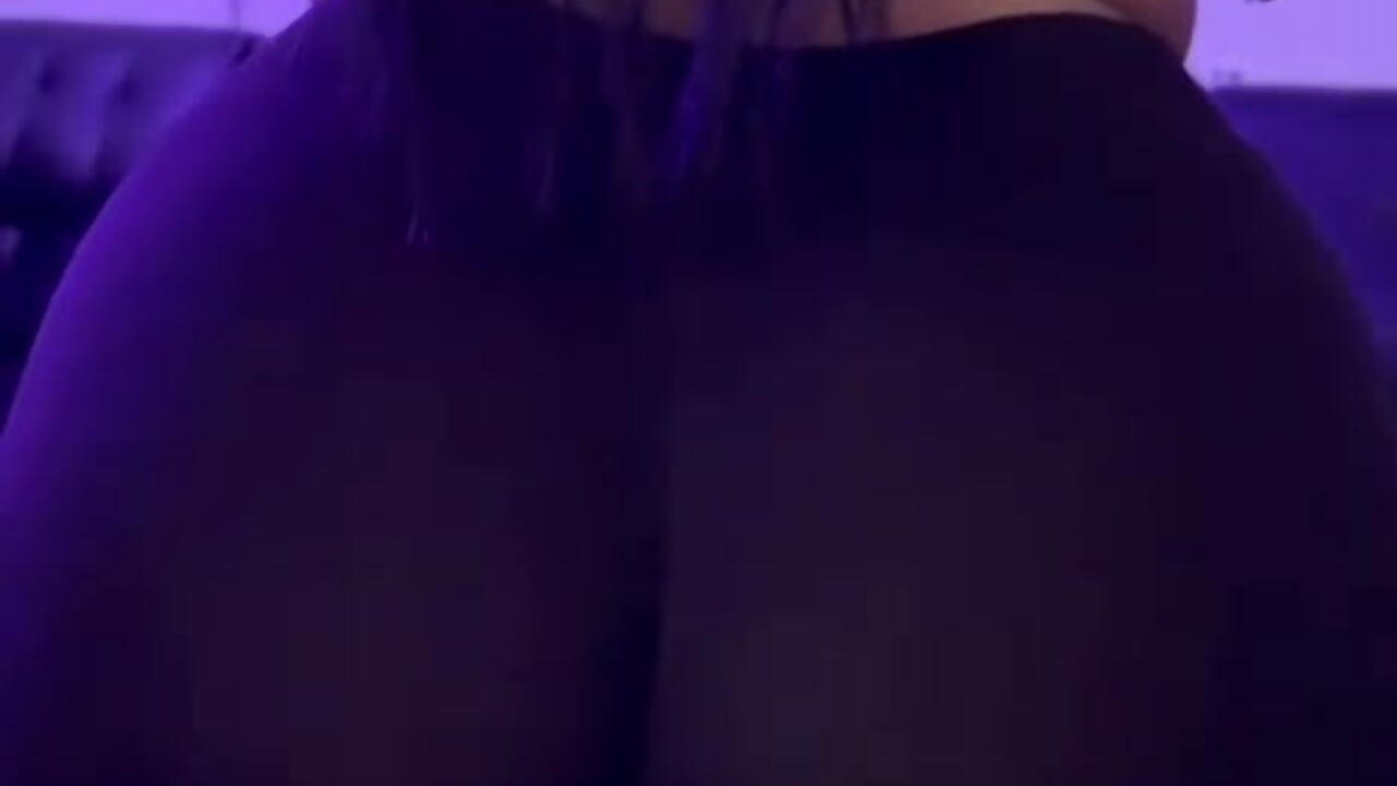 this big ass bounces and everything looks at me when I walk by - βίντεο μοντέλου DulceAurora__