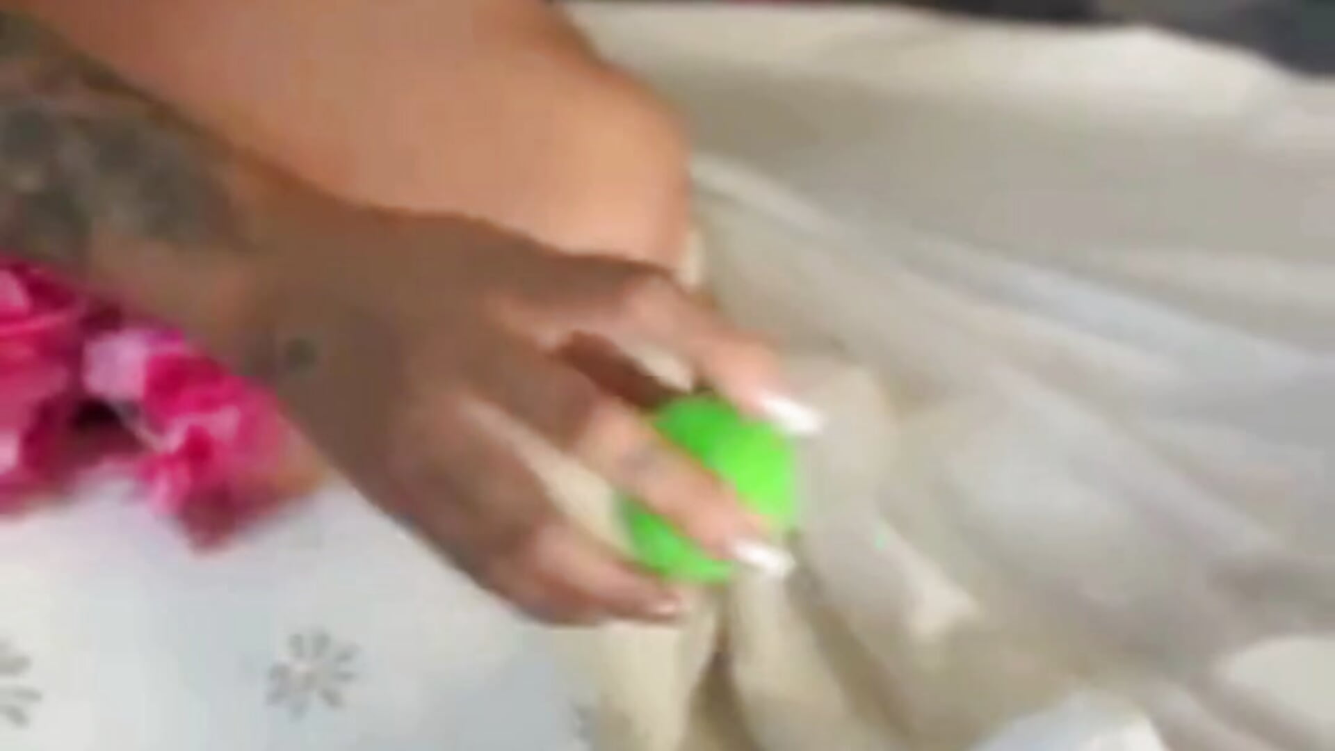 Looking for Easter Eggs 🔥🐰 - video di DulceAurora__ modella di cam