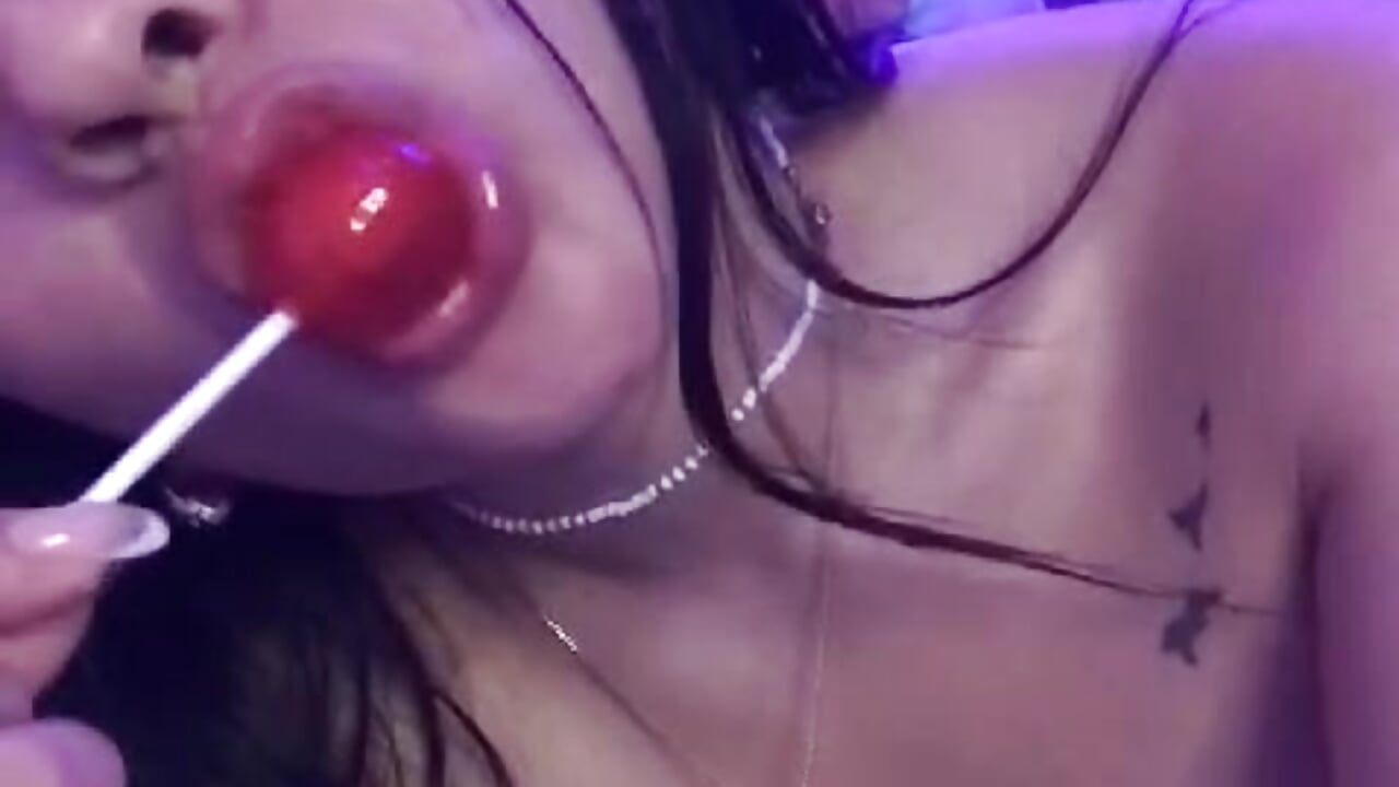 Nipple or sweet lollipop, what do you want to suck?