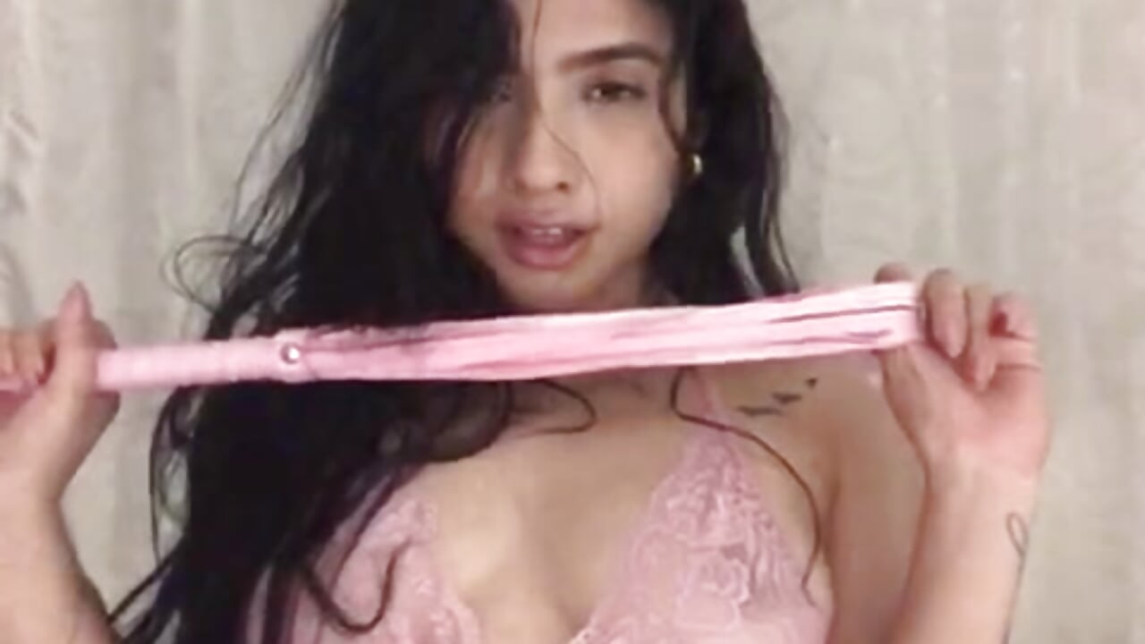 Trying to stay in your mind forever 🍷🌷 – video modela na kameri adara_johnson__