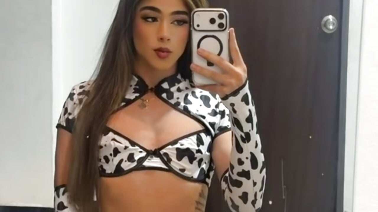 How do I look with my costume? 🤍🐮 - Video von Chloe_narcise Cam-Model