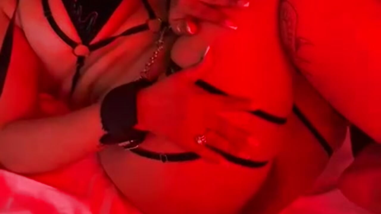 Dark elegance, slow movements and glances that provoke… - วิดีโอโดย cintia_hills โมเดลแคม