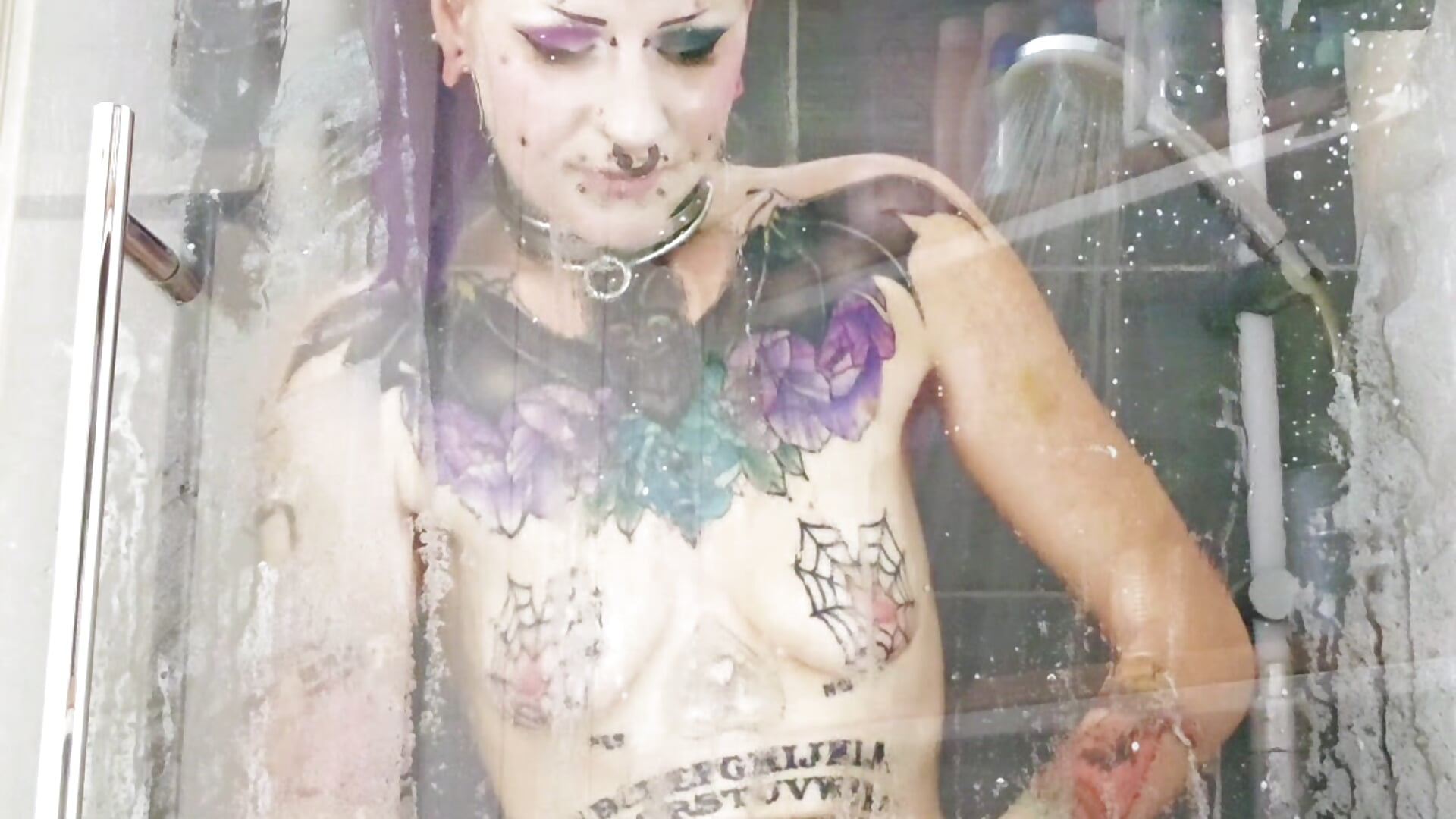 Purple unter der Dusche 🚿 💜 🔥 #5 – video od webkamerové modelky Purple_Coffin666
