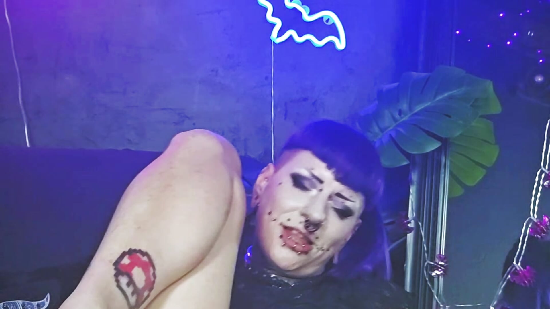 Purple verwöhnt sich (Dildo+Domi=Orgasmus 🔥) – video od webkamerové modelky Purple_Coffin666