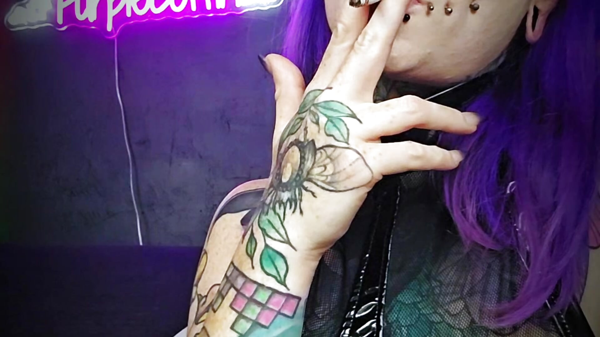 Zigarette rauchen mit Purple 💜 🚬 – video od webkamerové modelky Purple_Coffin666