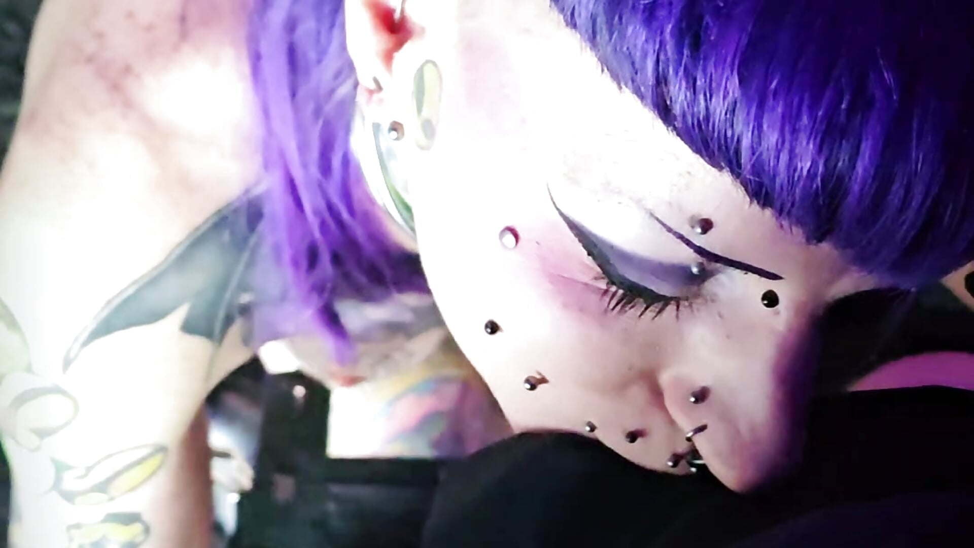 Purple spielt gern mit ihrem Mund an großen, gepiercten Schwänzen! 😈 🔥 – video od webkamerové modelky Purple_Coffin666