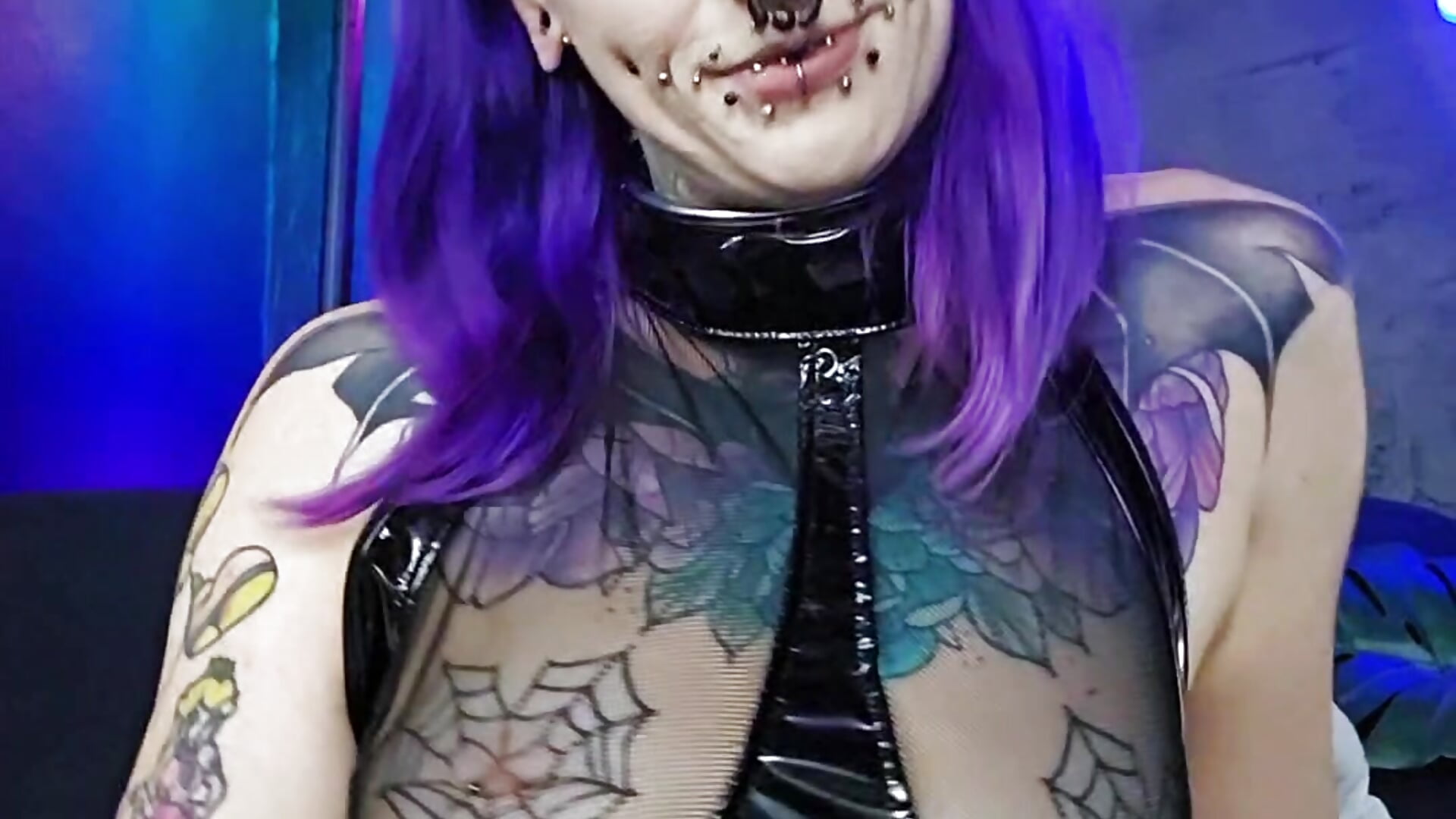 Purple macht heiße Dinge im Lackbody 🔥 – video od webkamerové modelky Purple_Coffin666