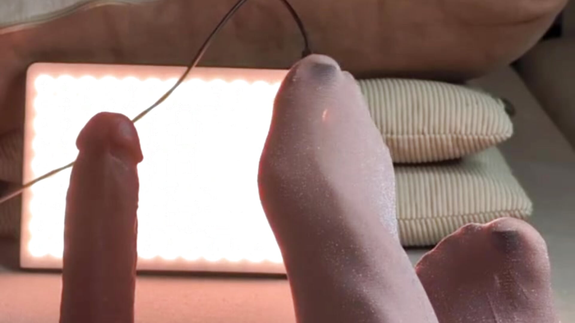 take this off? or put on black ones? 👣😏🩷🖤 - Video von Yourlittledemon Cam-Model