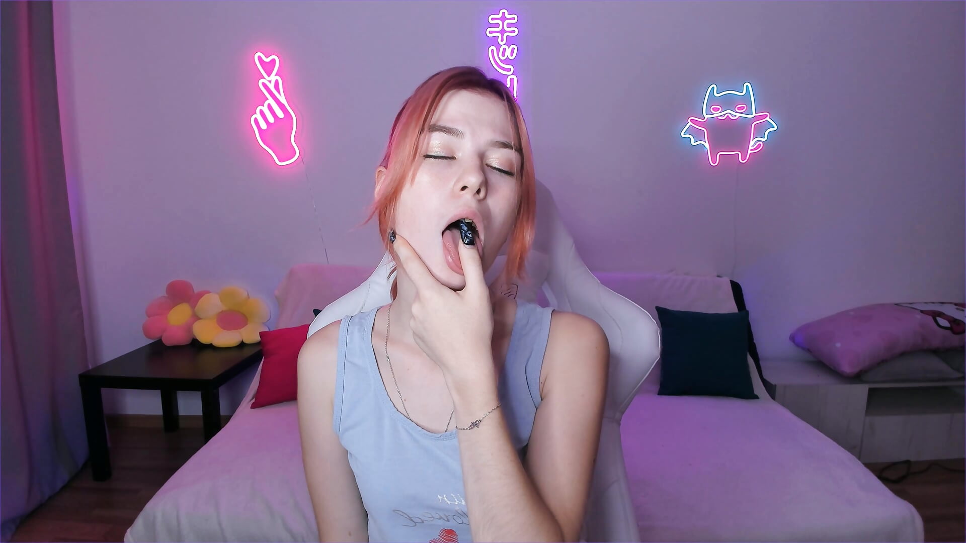 Sucking sweet fingers♥