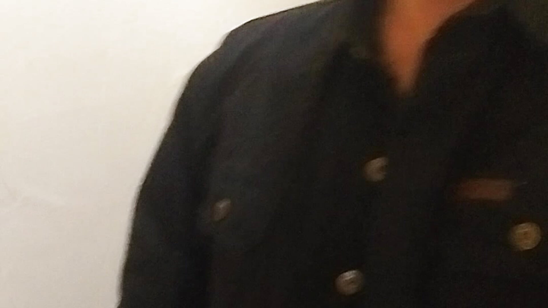 Caresse dans les toilettes - video by Manou1971 cam model