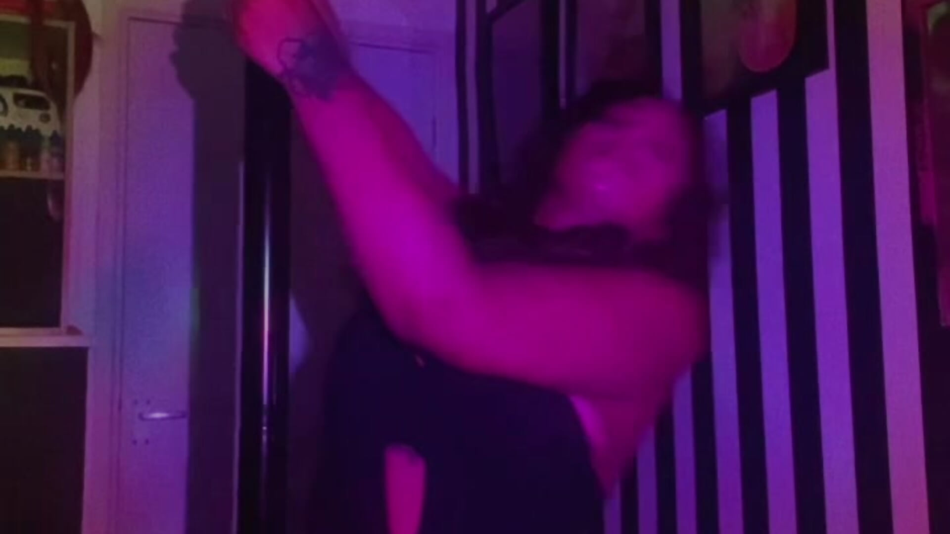 Sexy pole dance - clip cu AriesBaddiee_ model videochat