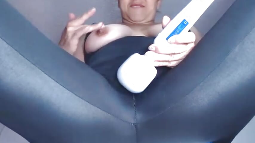 Tease my pussy (hitachi ) and dripping for you 13,38 min 2020 - video by Victoria7777 cam model