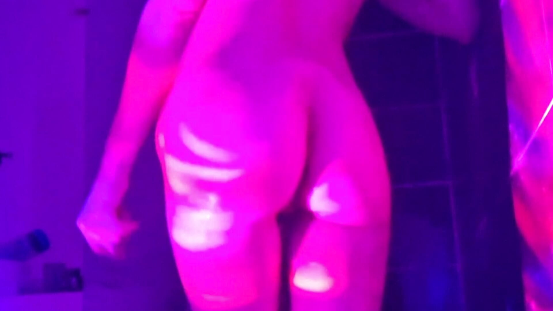 ​L'eau, la peau et le plaisir... 🚿 - video di Magnietik