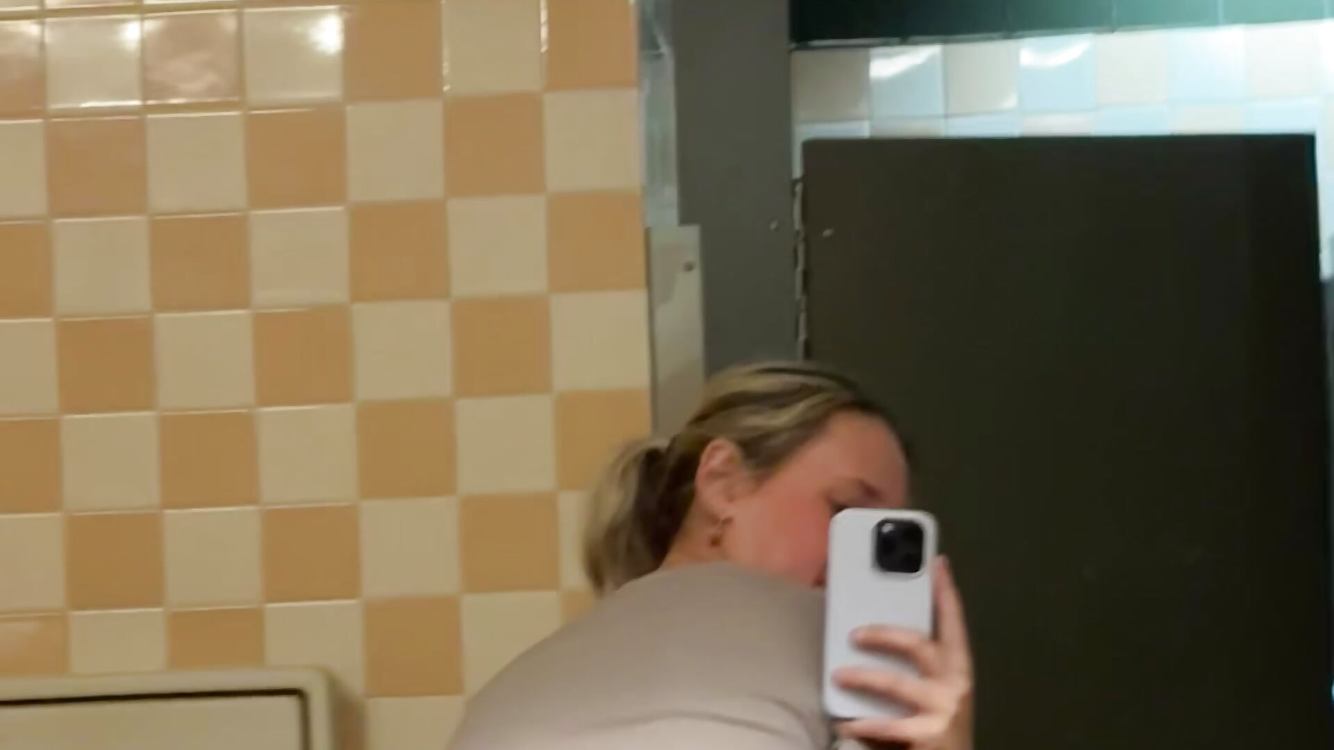 Peekaboo 🐓 - video by M1ssyk1ssy cam model