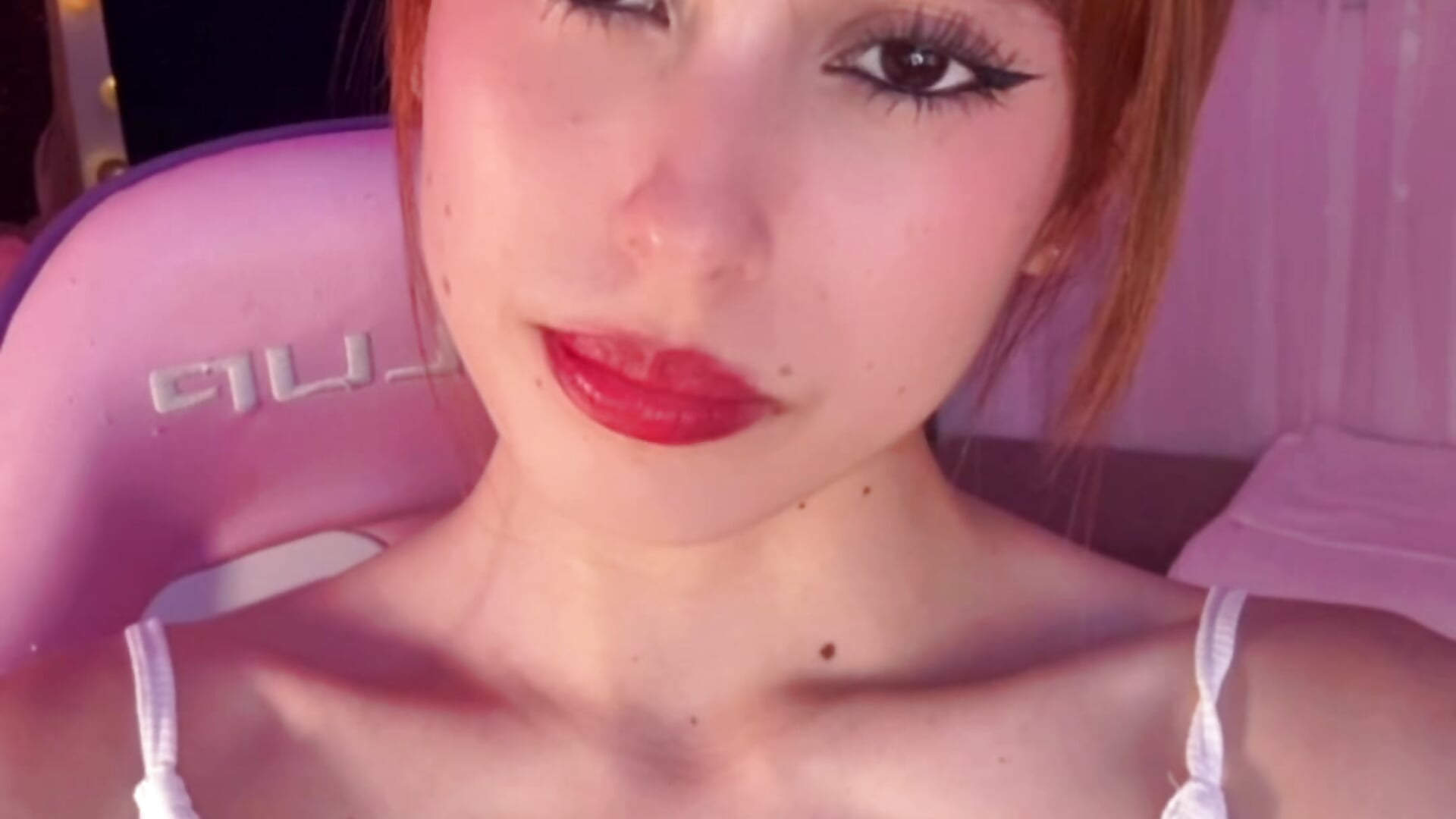 Do my horns look good - video oleh alice_guerin_ kamera model