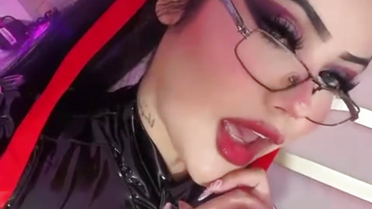 This Bayonetta never misses her shot 😉 - video by dollsweety cam model