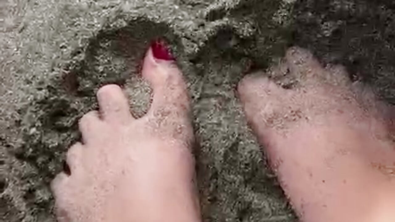 I love feeling the sand beneath my feet 😊 - video by dollsweety cam model