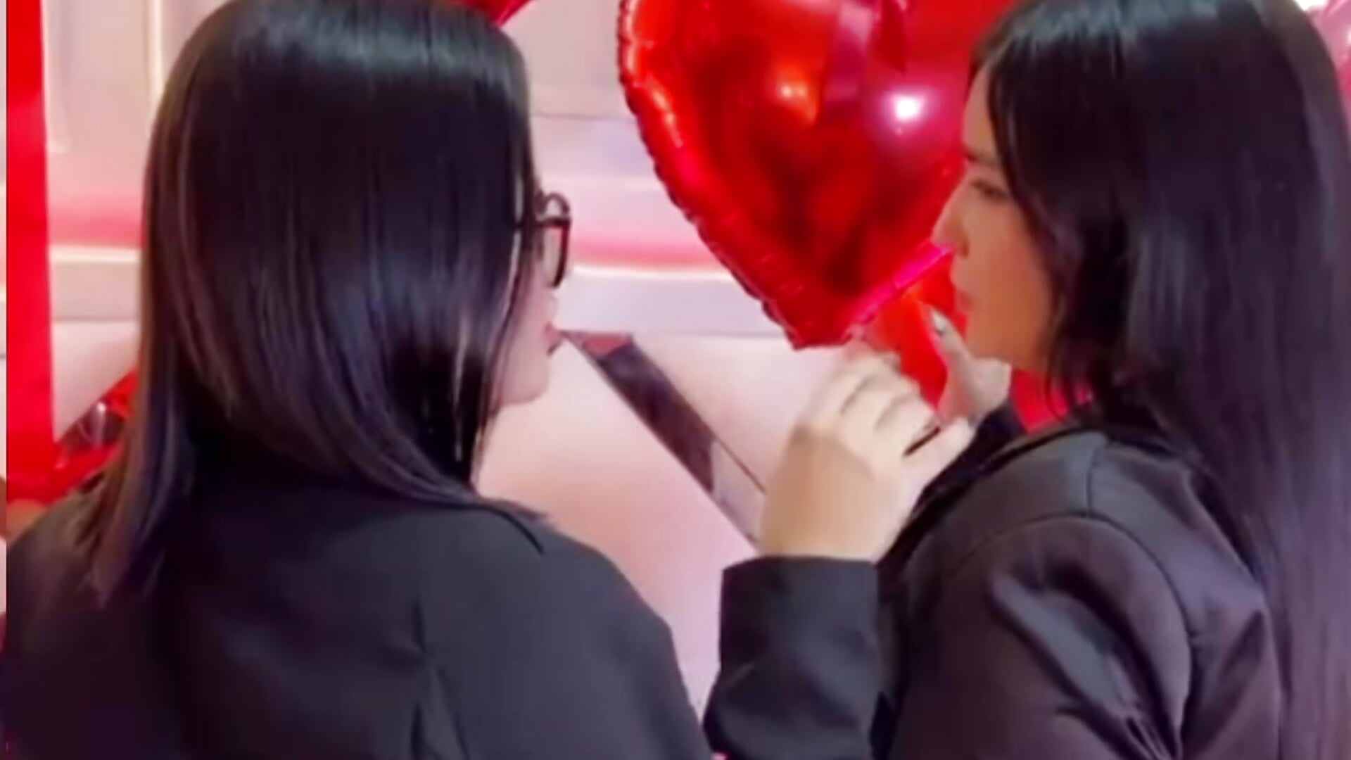 Your naughty and mischievous princesses wish you a happy Valentine's Day 🌹😎 - video od modelky/modela madeleine2112