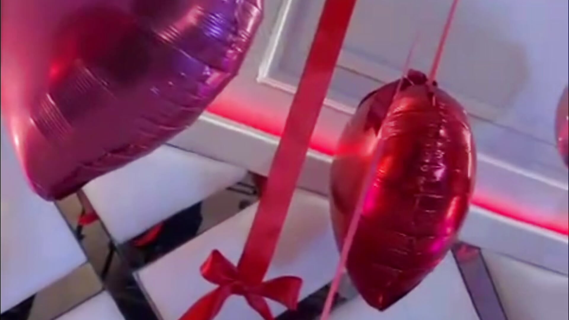 "The Mischief Corner: Come and see our new decor" "Where the magic happens: We'll show you our Valen - วิดีโอโดย madeleine2112 โมเดลแคม