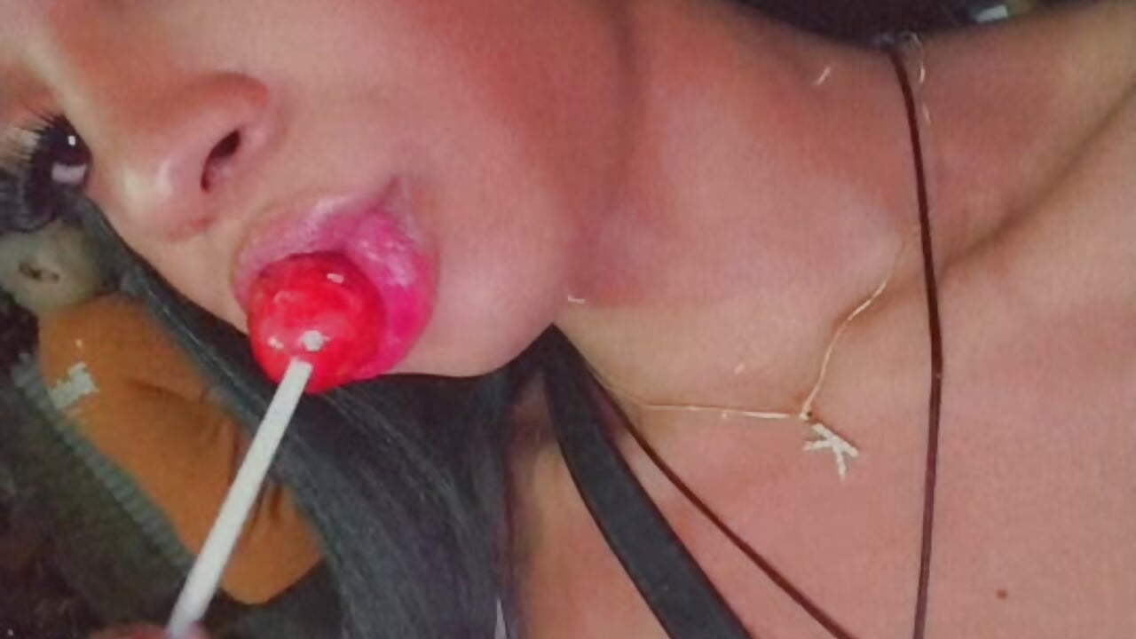Sucking on candy - video av andreaxdol cam-modell