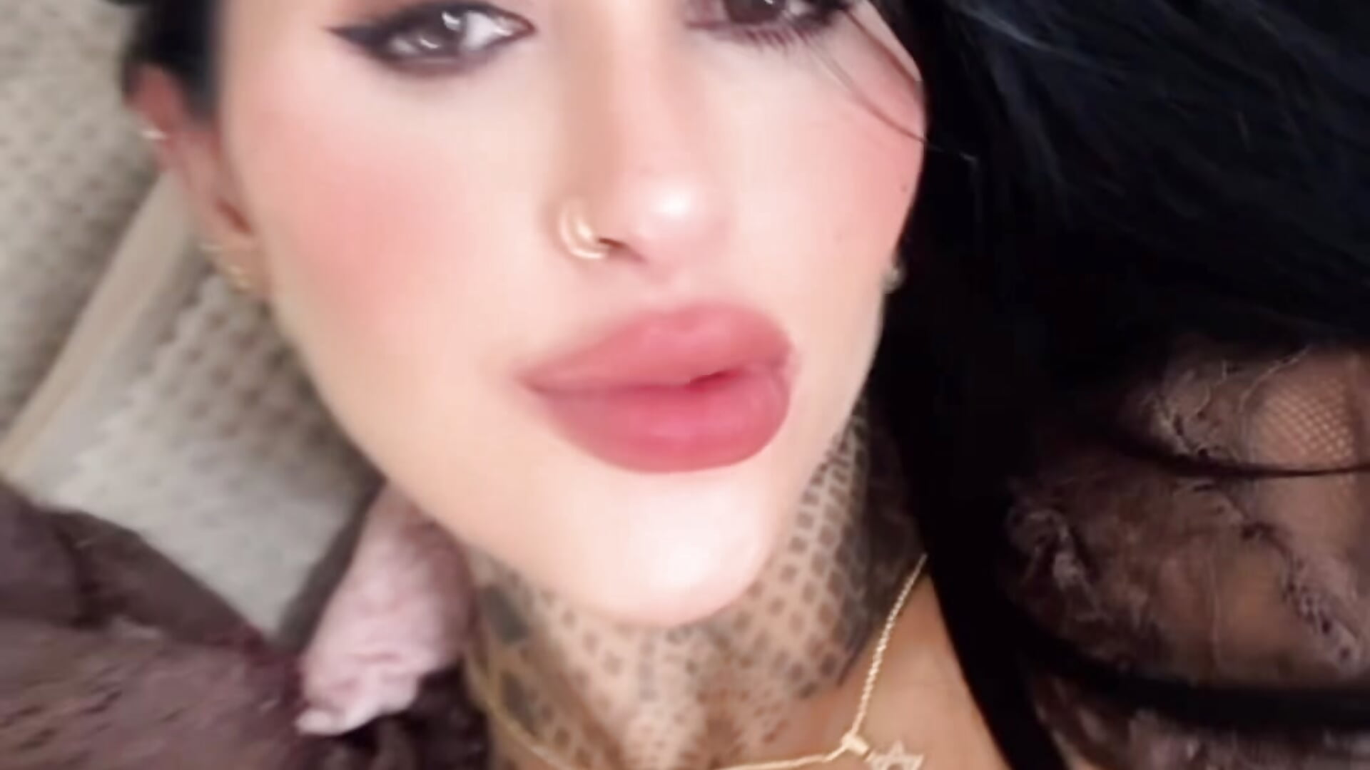 Careful… you might get lost in my eyes. ✨ - video oleh model kamera ValkyBes
