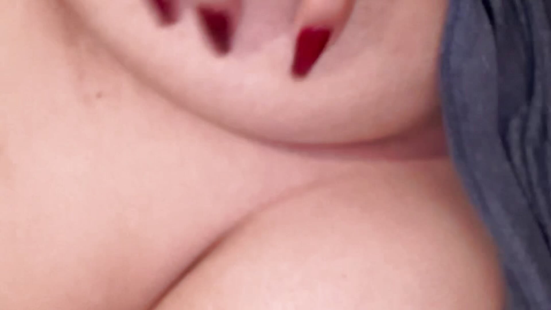 Jugando con mis tetas 🤤 - video by hannahcdmx cam model