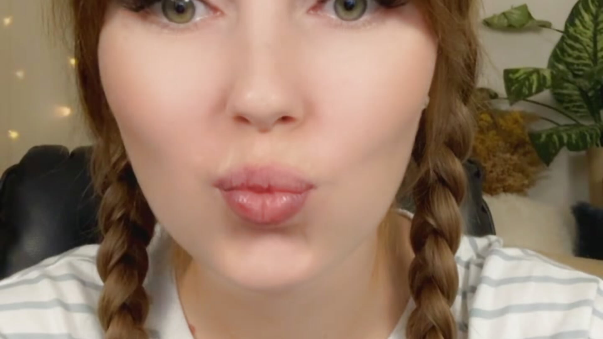 pigtails =) - סרטון של TeriliaFlower, דוגמן/ית מצלמה