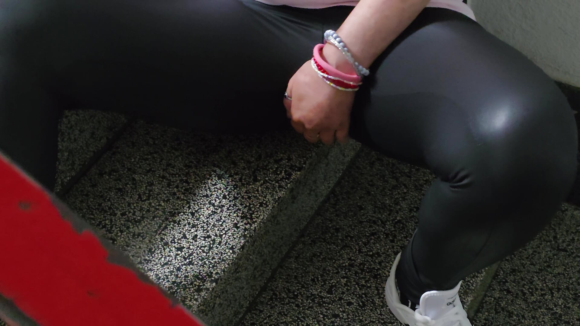 Teaser Laine ihre harten Nippel berührt das erste mal vor der Cam