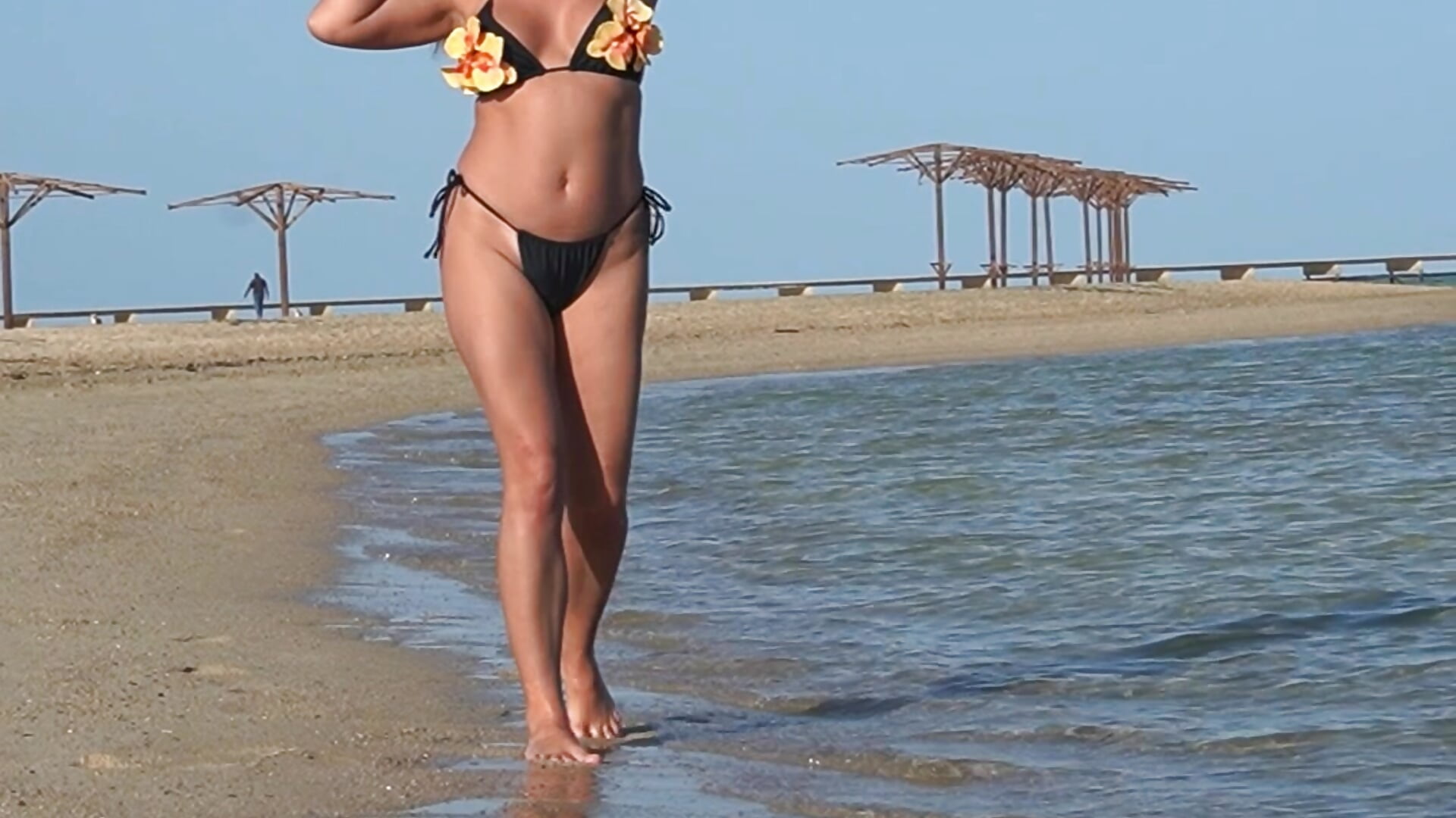 The beach is sunny and I'm in a bikini - LatoyaRose 캠 모델의 동영상