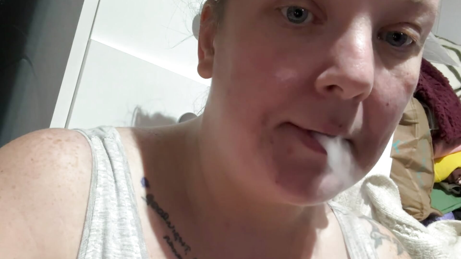 Watch me vape x - video của người mẫu cam busty-bella1