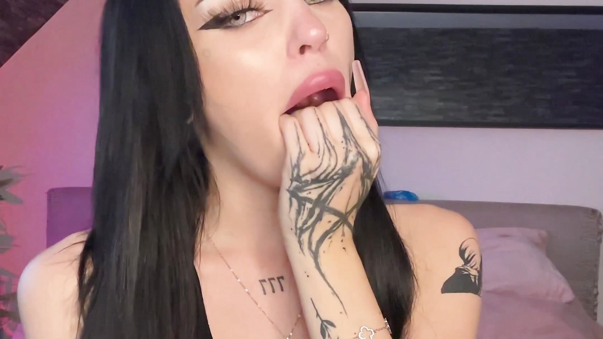 Intense finger sucking 💦