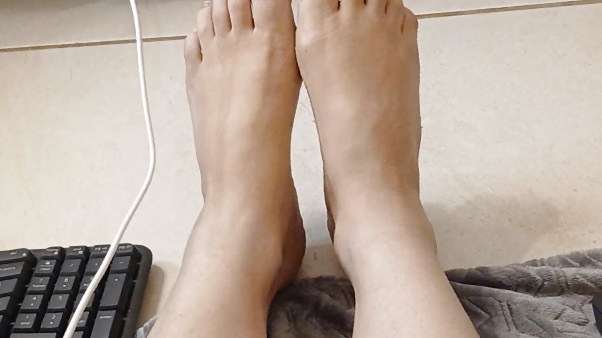 Come suck on my toes daddy, these feet are all for your pleasure!