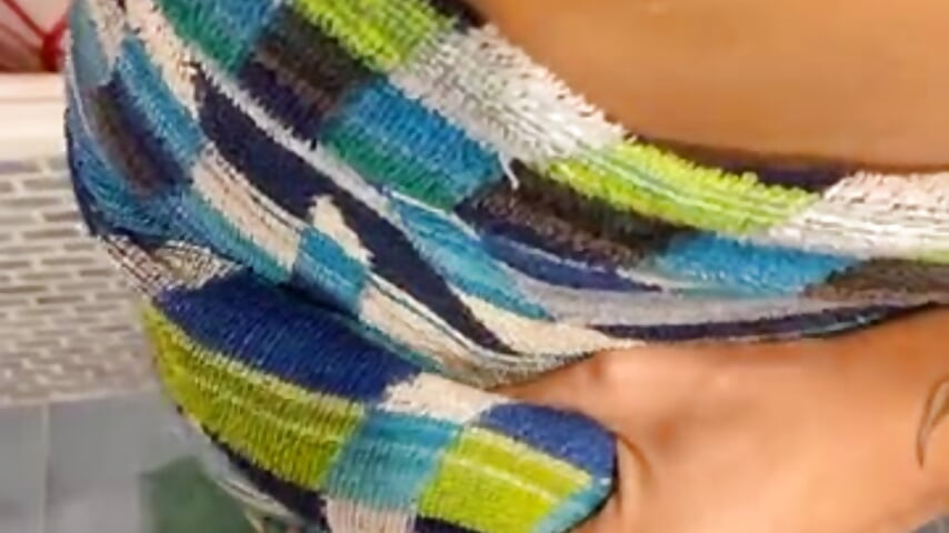 me toco por encima de la toalla 🔥 - video by chico__18 cam model