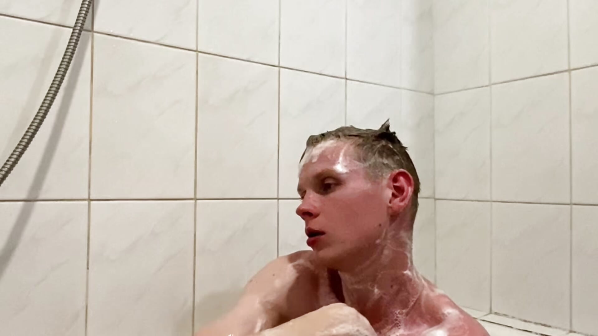 Pleasure in the bathroom. The evening is together💦🫂 - 視頻由 fameboyboo 主播提供