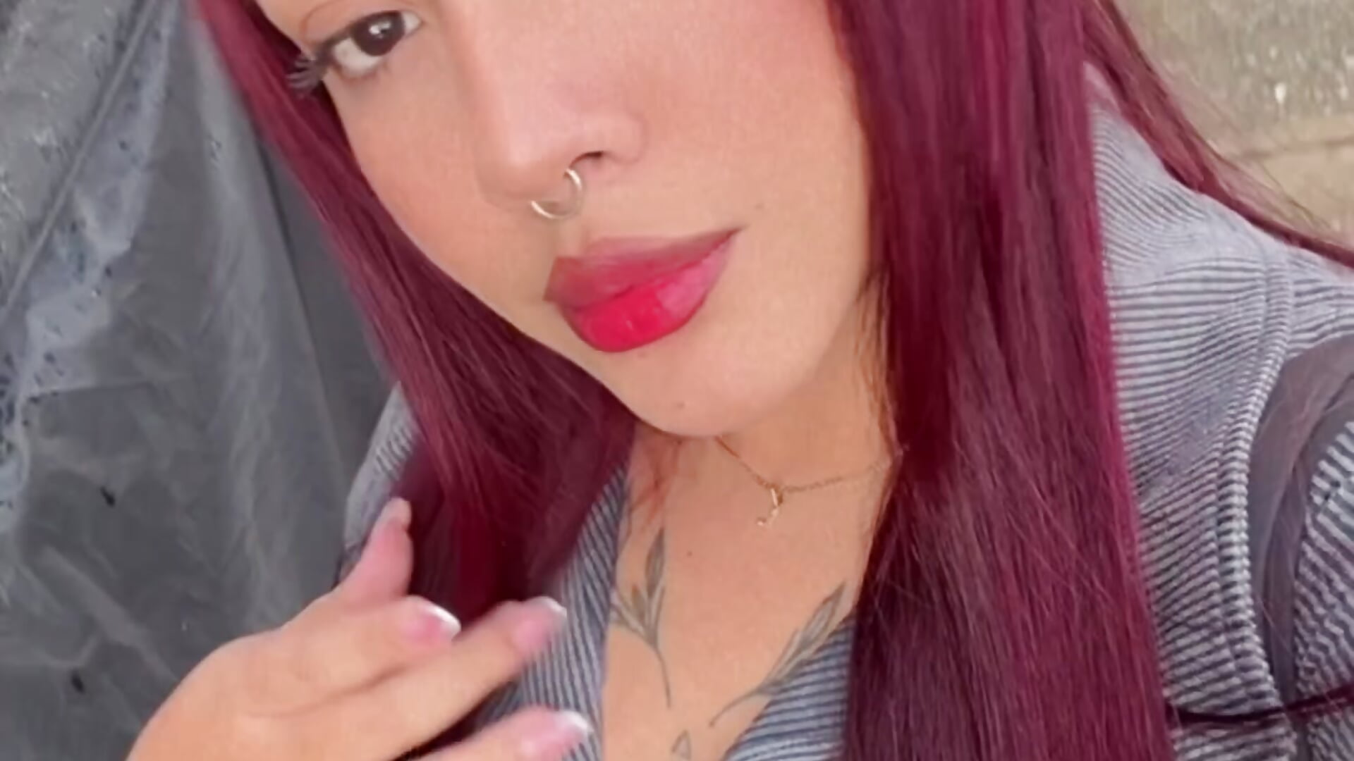 Red beauty — filmik MaddyParisi, modela(-lki) na kamerkach