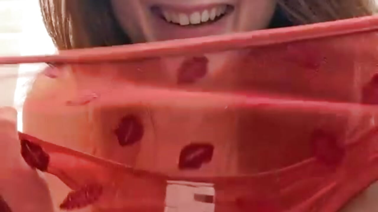 🦊🌹Dina tries on scarlet lingerie in the color of passion in a lingerie store🦊🌹 – video od webkamerové modelky Dina_Tease