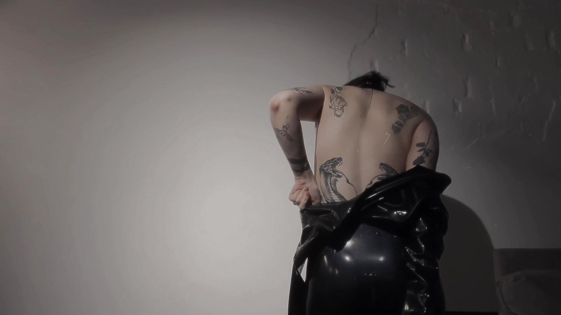 Taking on latex catsuit and hood - Vídeo de vinylstore, modelo de vídeos